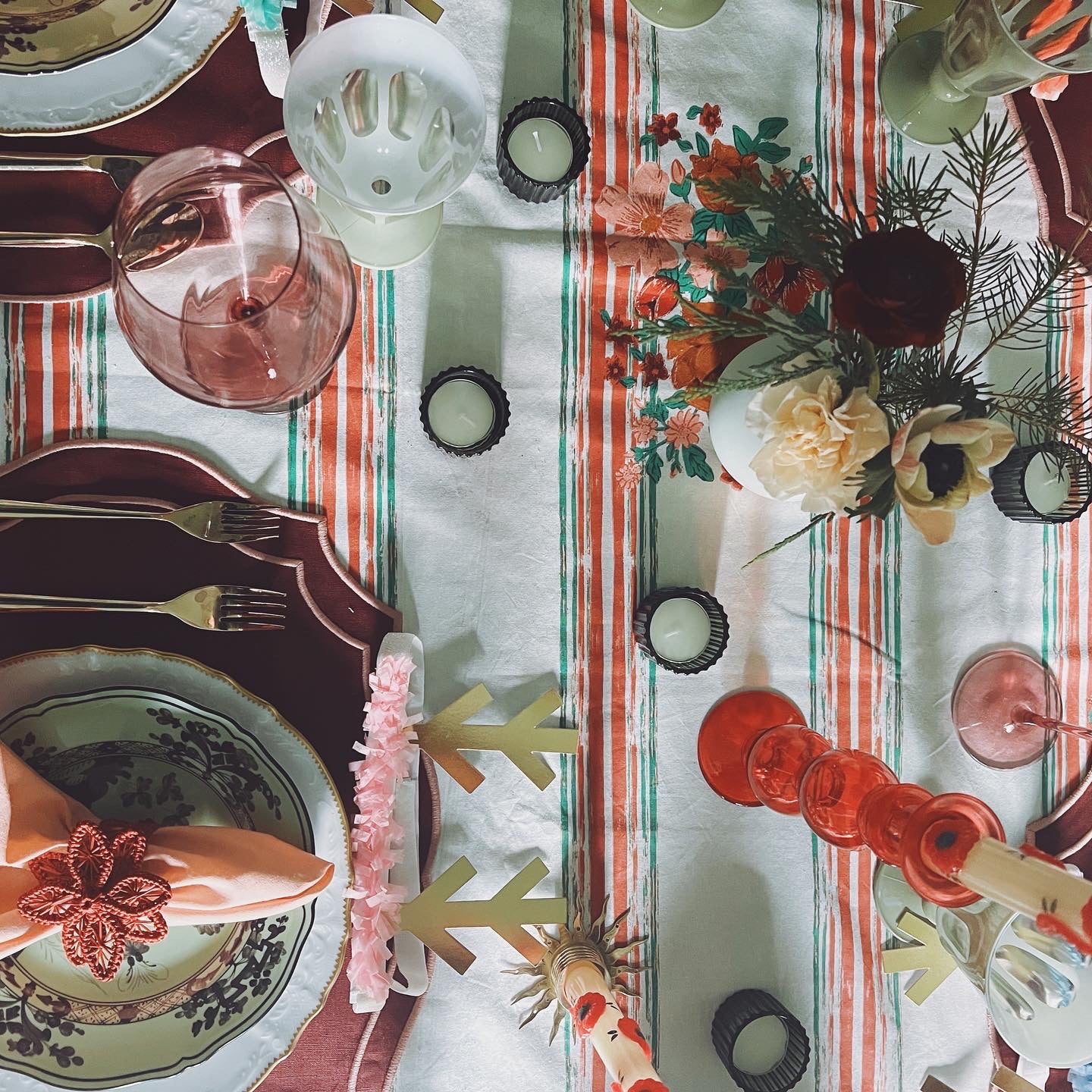 THE HOLIDAY TABLECLOTH